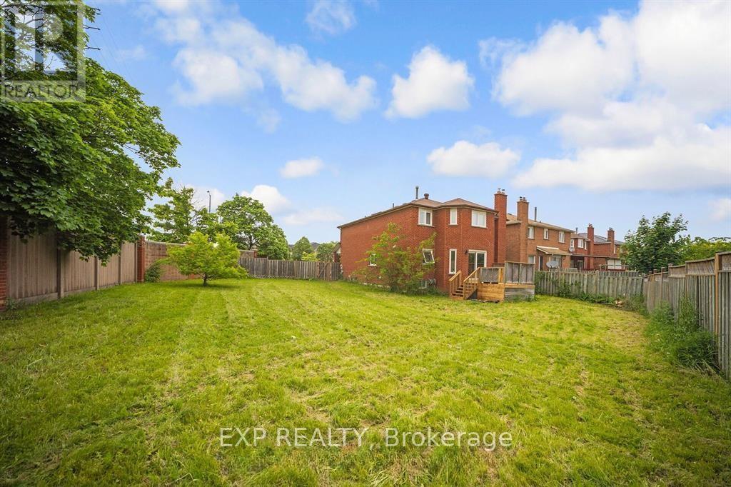 692 Huntington Ridge Drive, Mississauga, ON - Outdoor With Backyard