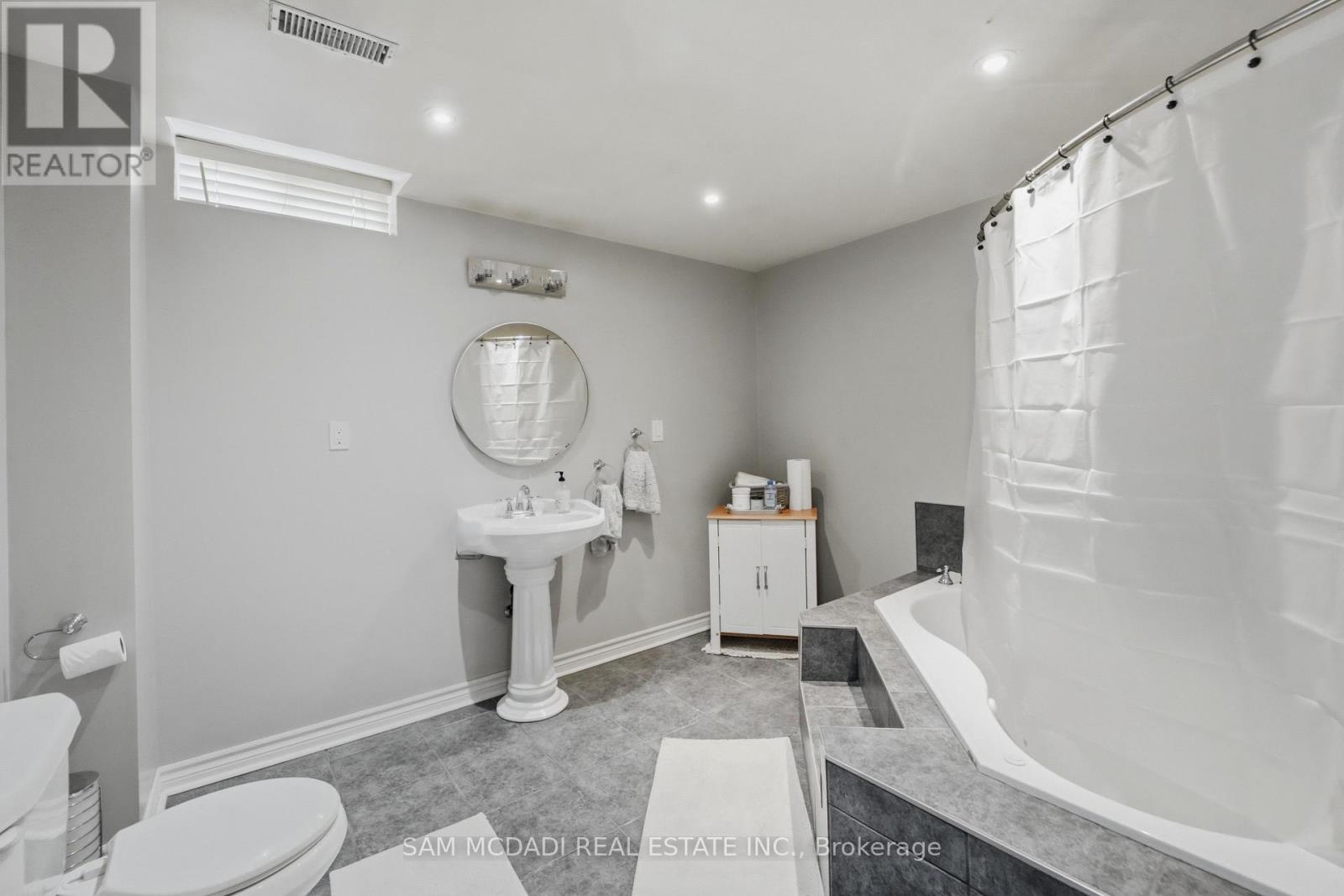 3605 Trelawny Circle, Mississauga, ON - Indoor Photo Showing Bathroom