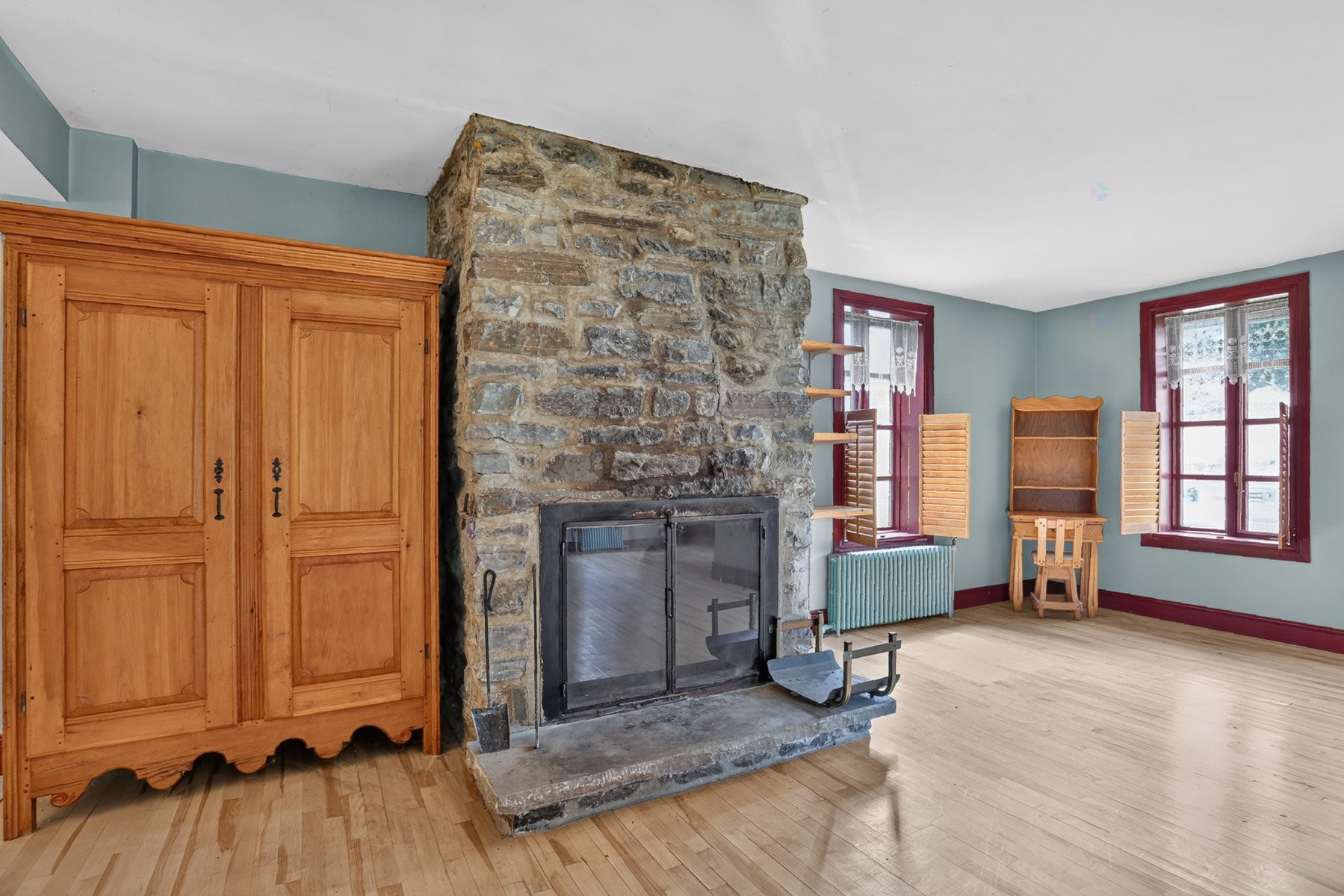 Salon - 1190 Rue Principale, Batiscan, QC - Indoor With Fireplace