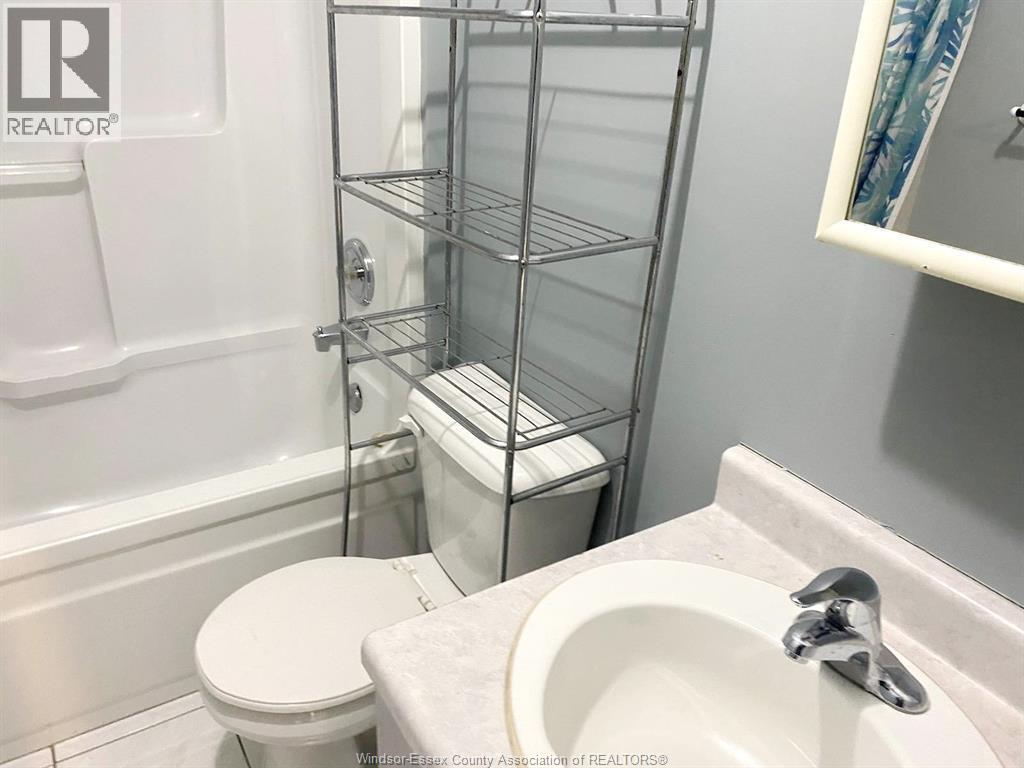 1570 Lillian, Windsor, ON - Indoor Photo Showing Bathroom