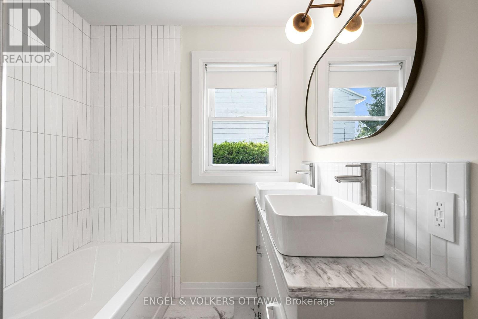 Main Floor Bathroom - 581 Windermere Avenue, Ottawa, ON - Indoor Photo Showing Bathroom