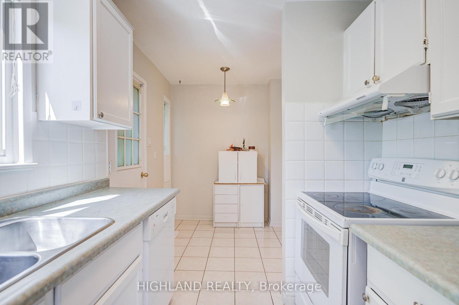 2075 South Millway, Mississauga, ON - Indoor Photo Showing Kitchen