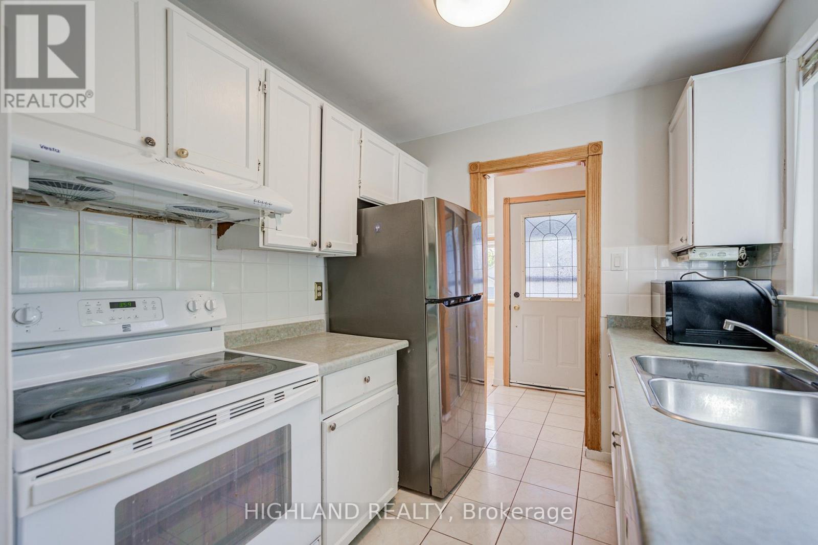 2075 South Millway, Mississauga, ON - Indoor Photo Showing Kitchen With Double Sink