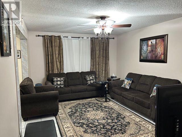 3546 Italia Crescent, Mississauga, ON - Indoor Photo Showing Living Room