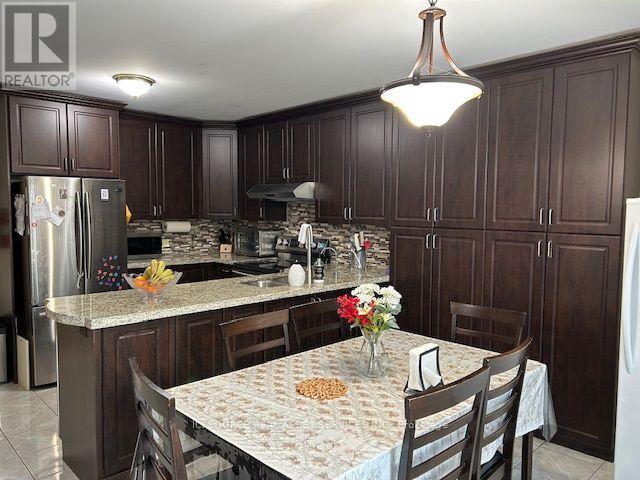 3546 Italia Crescent, Mississauga, ON - Indoor Photo Showing Kitchen With Upgraded Kitchen