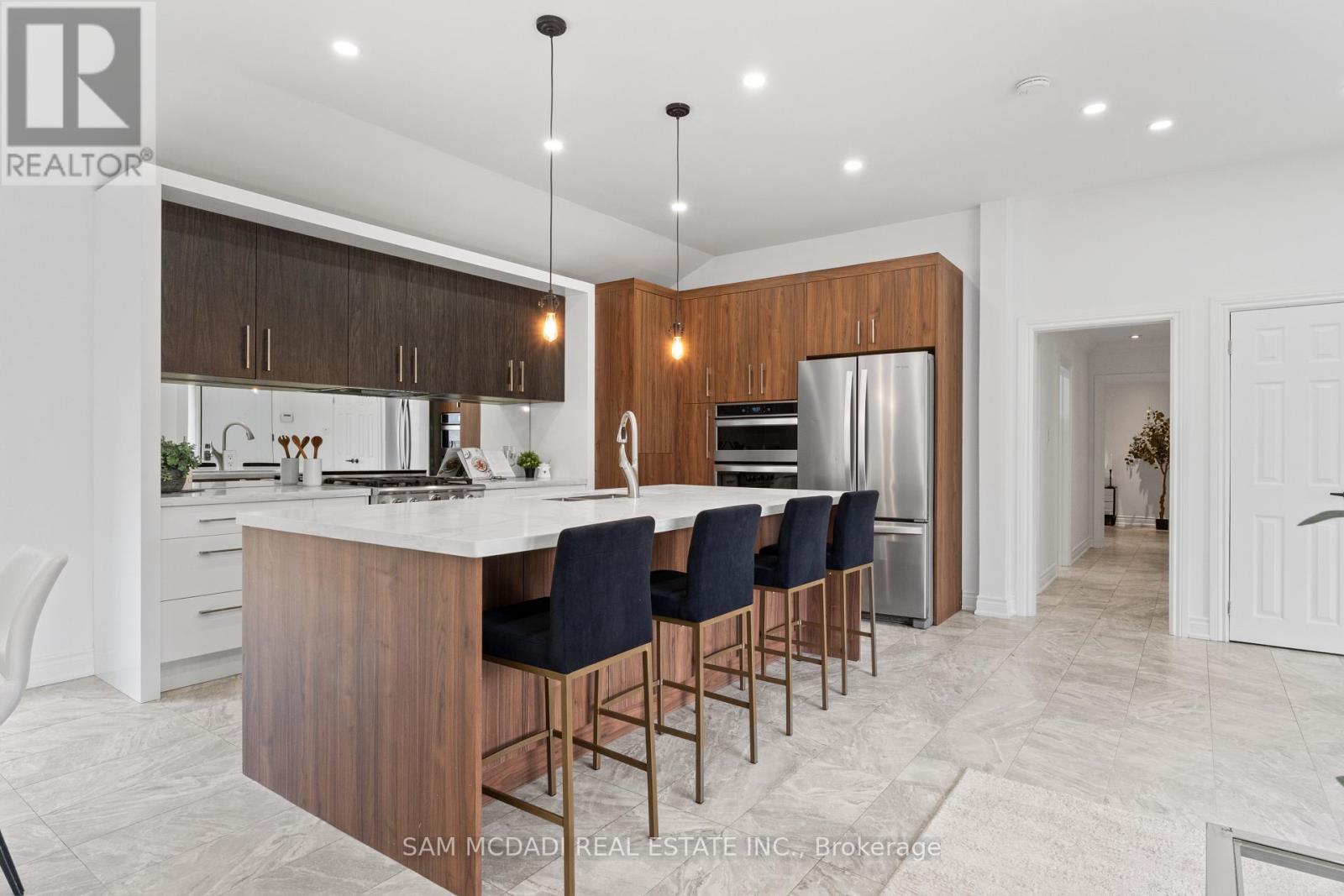 927 Ingersoll Court, Mississauga, ON - Indoor Photo Showing Kitchen With Upgraded Kitchen