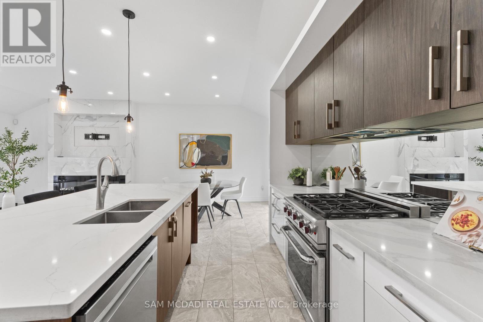 927 Ingersoll Court, Mississauga, ON - Indoor Photo Showing Kitchen With Double Sink With Upgraded Kitchen