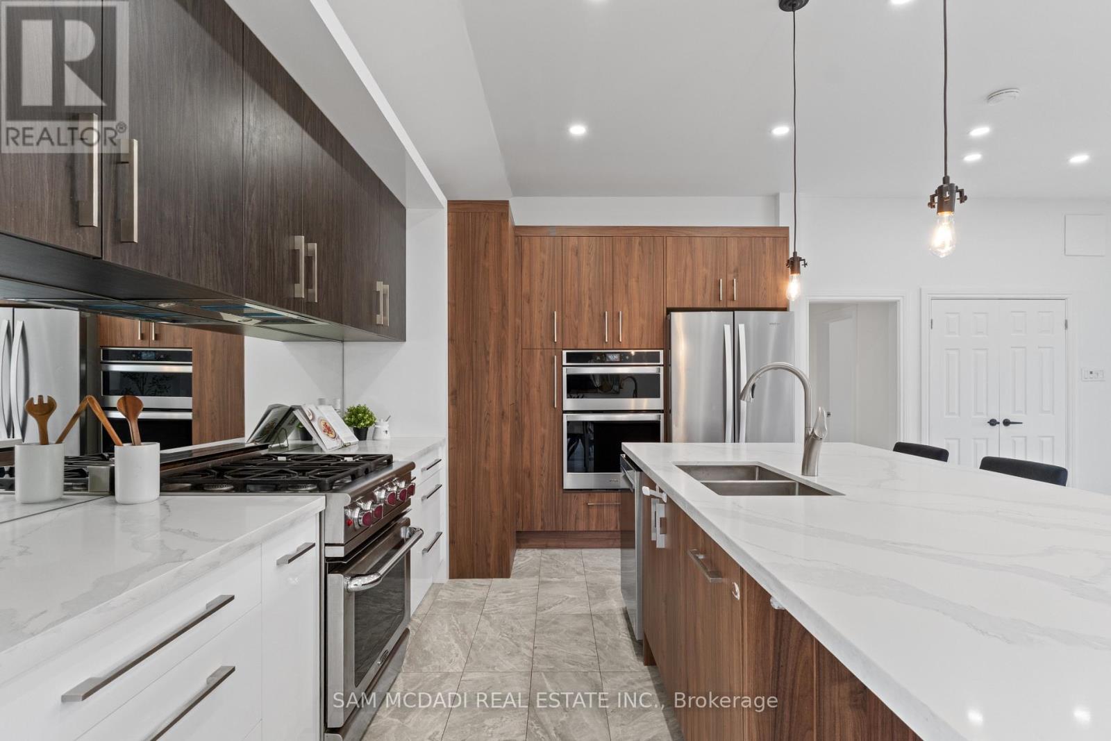 927 Ingersoll Court, Mississauga, ON - Indoor Photo Showing Kitchen With Double Sink With Upgraded Kitchen