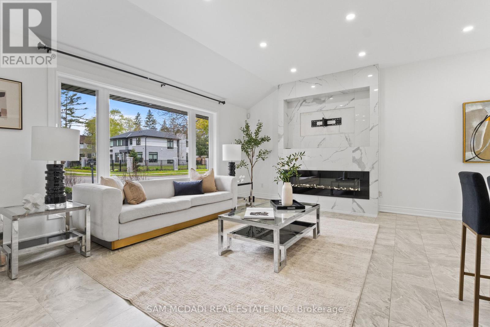 927 Ingersoll Court, Mississauga, ON - Indoor Photo Showing Living Room With Fireplace