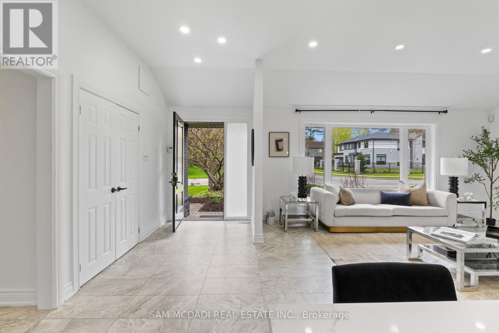 927 Ingersoll Court, Mississauga, ON - Indoor Photo Showing Living Room