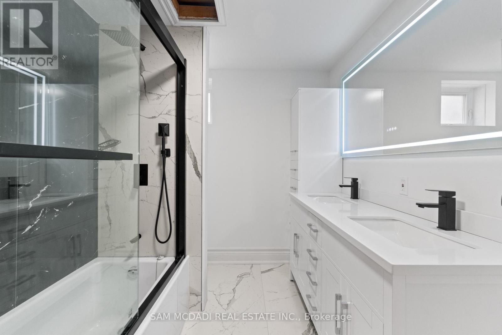 927 Ingersoll Court, Mississauga, ON - Indoor Photo Showing Bathroom