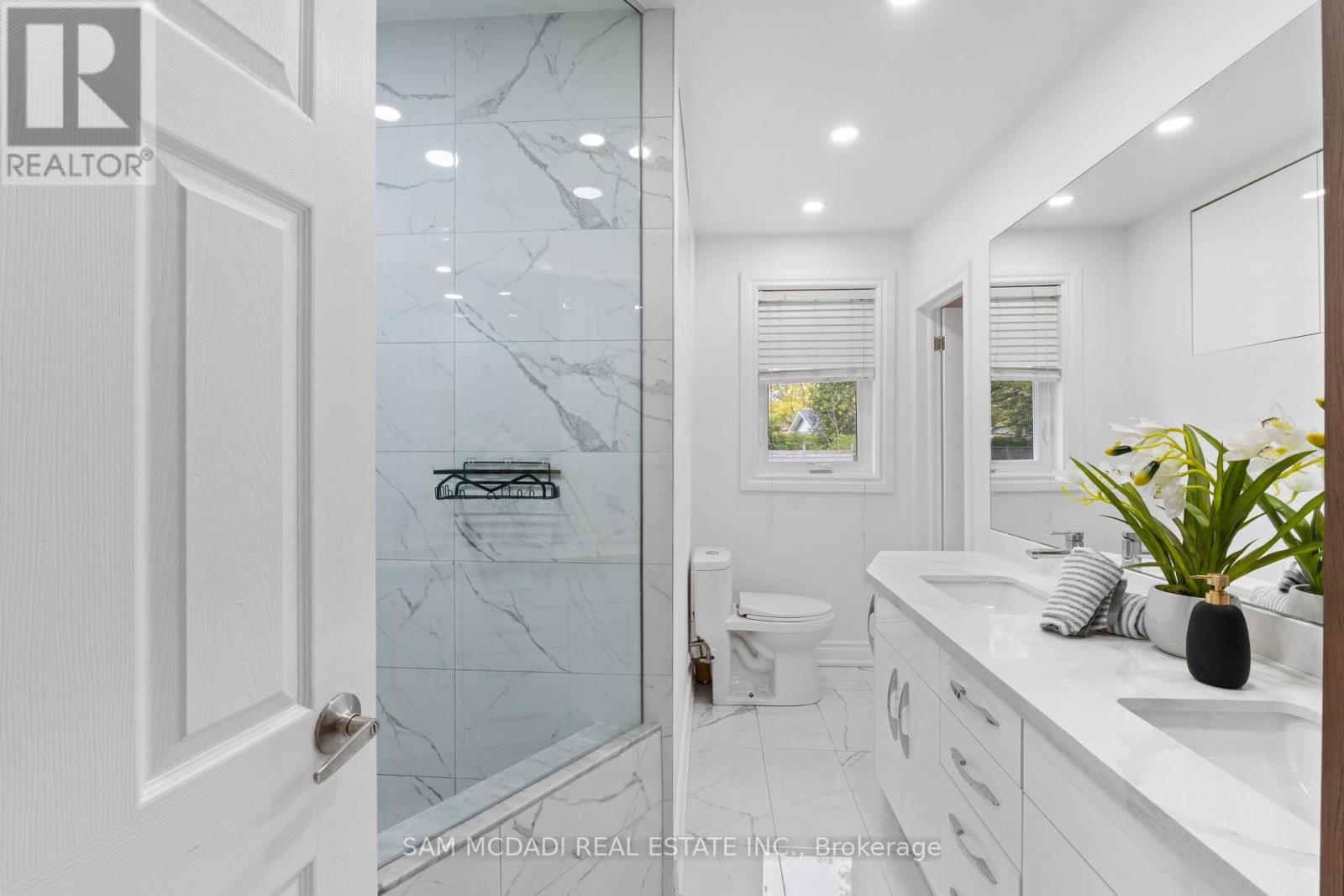 927 Ingersoll Court, Mississauga, ON - Indoor Photo Showing Bathroom