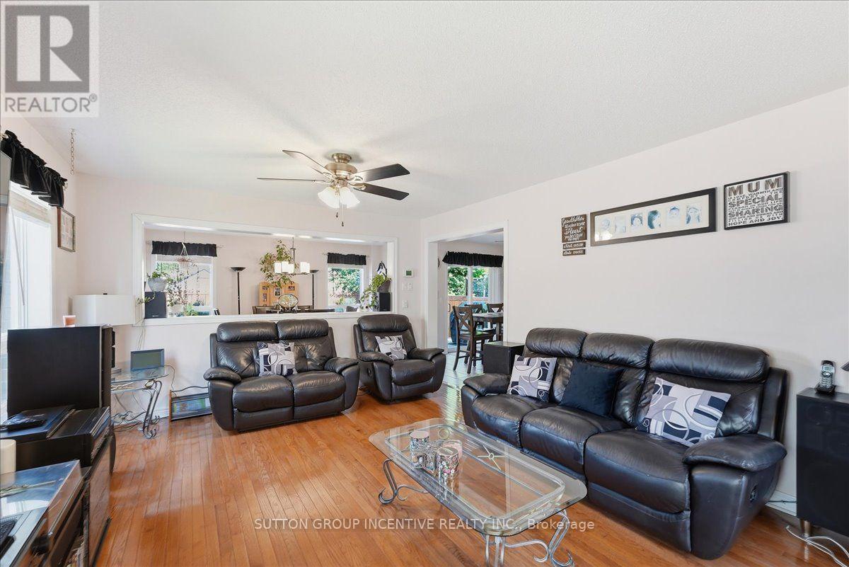 Main floor living room - 17 White Crescent, Barrie, ON - Indoor Photo Showing Living Room