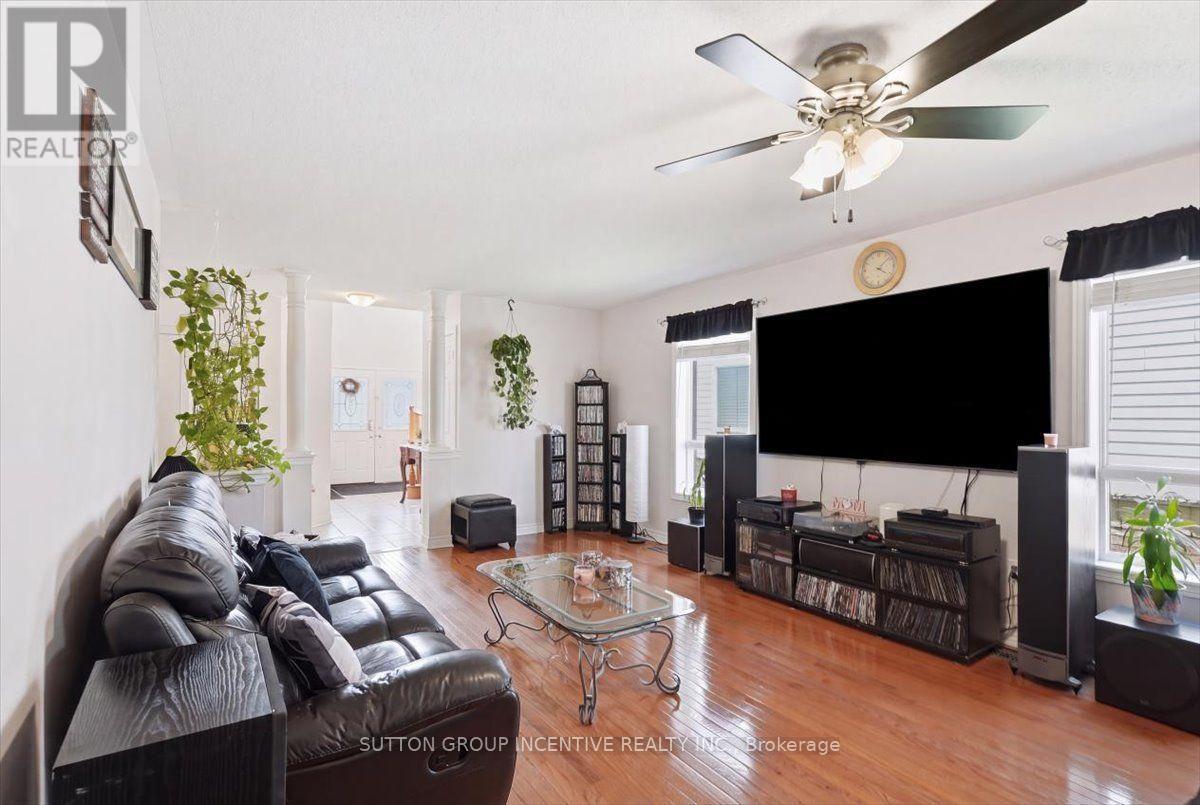 Main floor living room - 17 White Crescent, Barrie, ON - Indoor Photo Showing Living Room