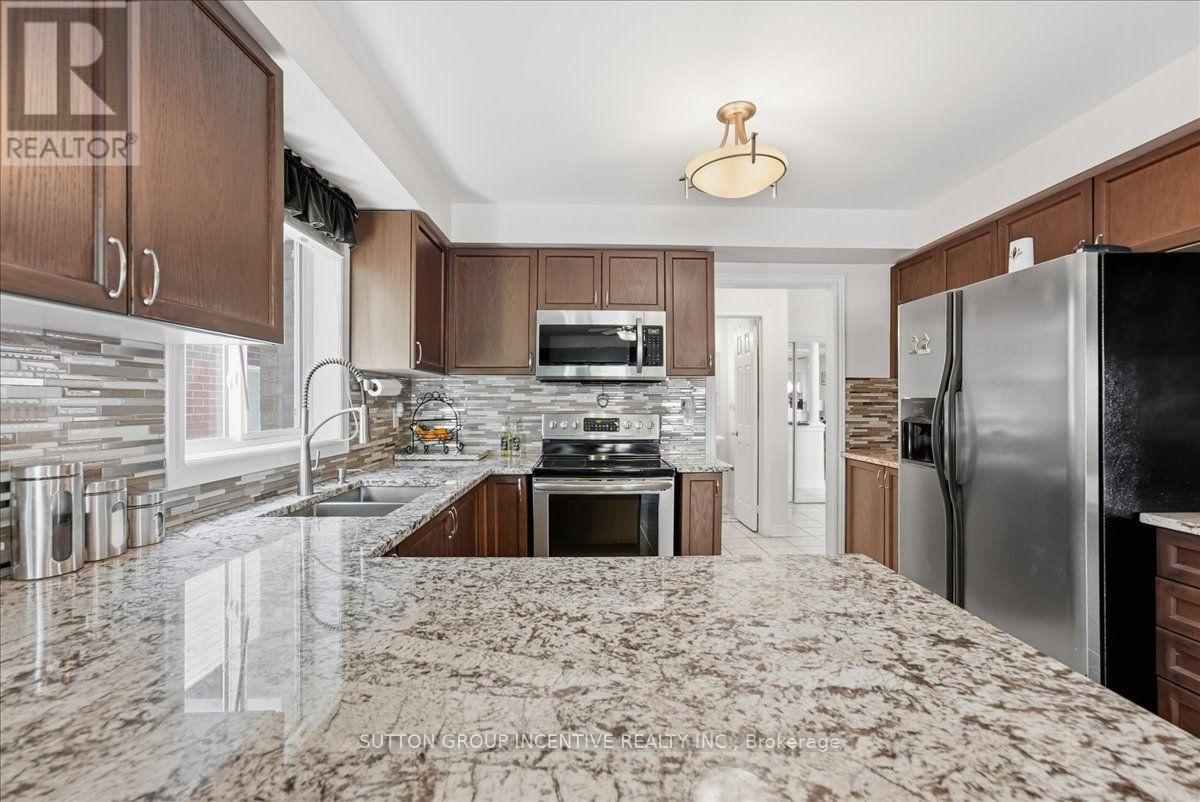 Kitchen - 17 White Crescent, Barrie, ON - Indoor Photo Showing Kitchen With Double Sink With Upgraded Kitchen
