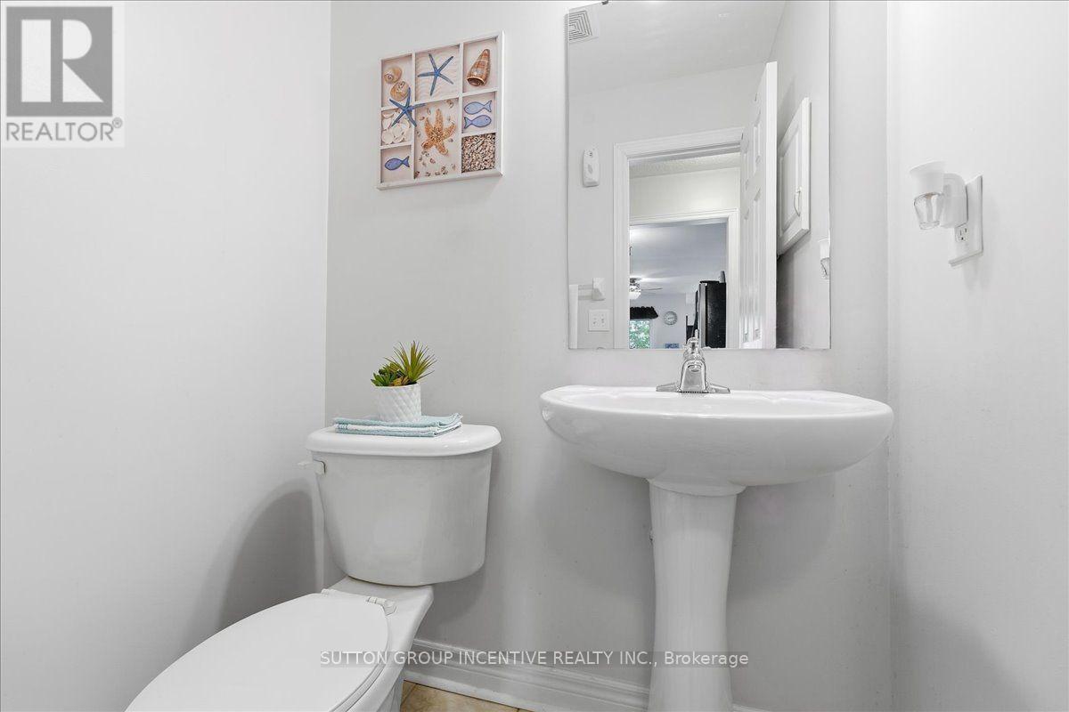 Main floor powder room - 17 White Crescent, Barrie, ON - Indoor Photo Showing Bathroom