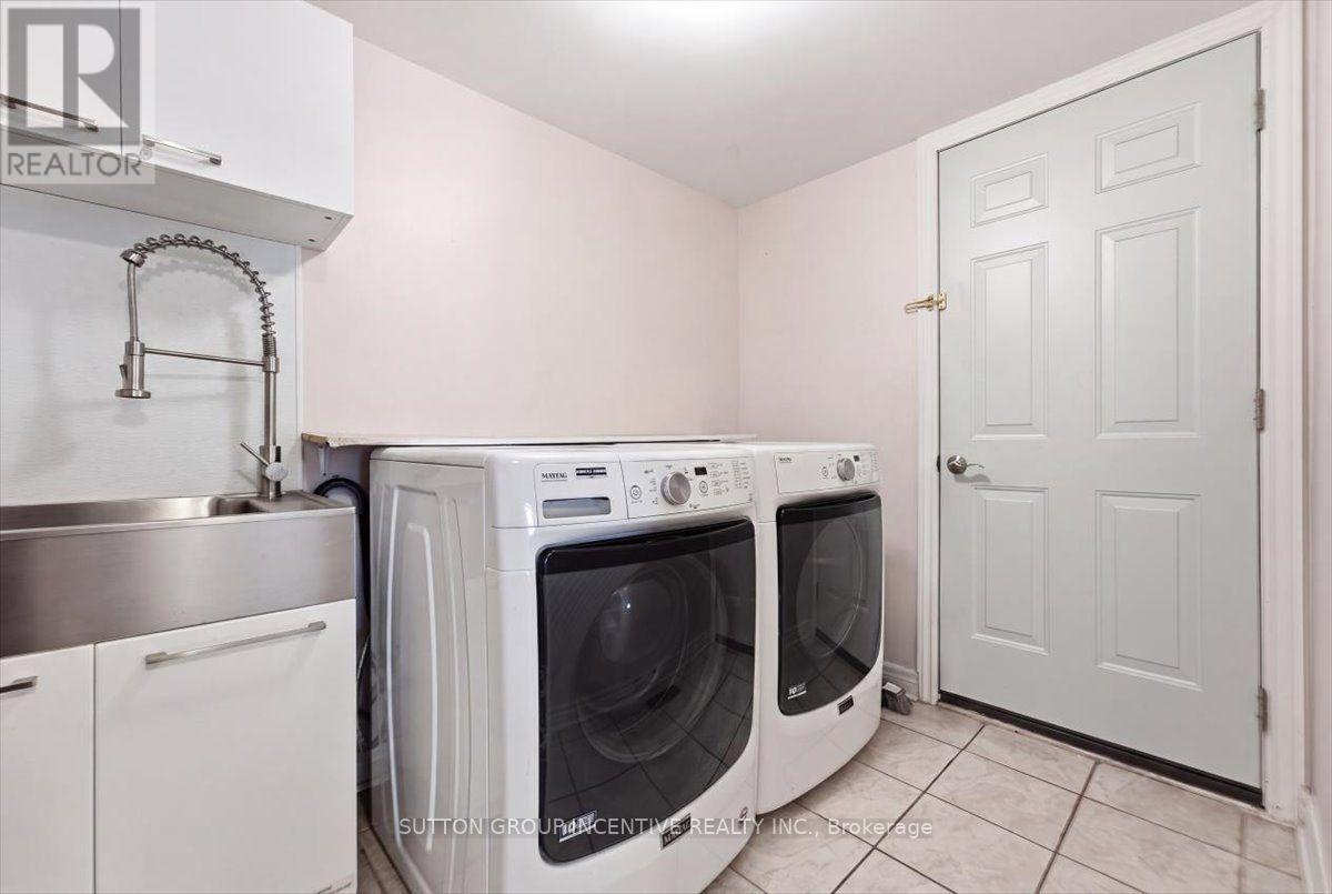 Main floor laundry & entry to garage - 17 White Crescent, Barrie, ON - Indoor Photo Showing Laundry Room