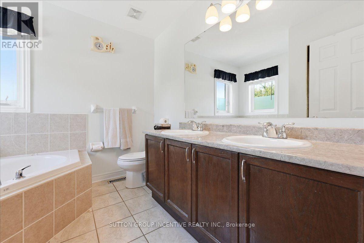Ensuite bath - 17 White Crescent, Barrie, ON - Indoor Photo Showing Bathroom