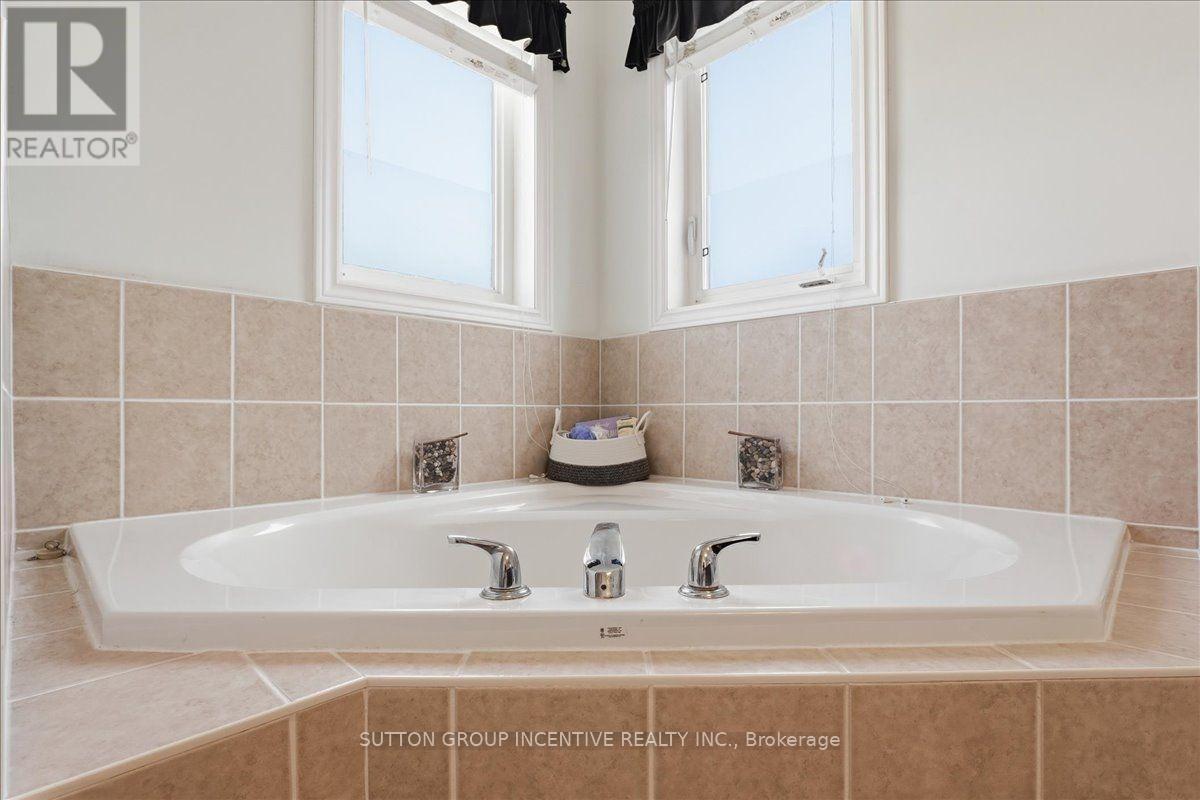 Ensuite bath - 17 White Crescent, Barrie, ON - Indoor Photo Showing Bathroom