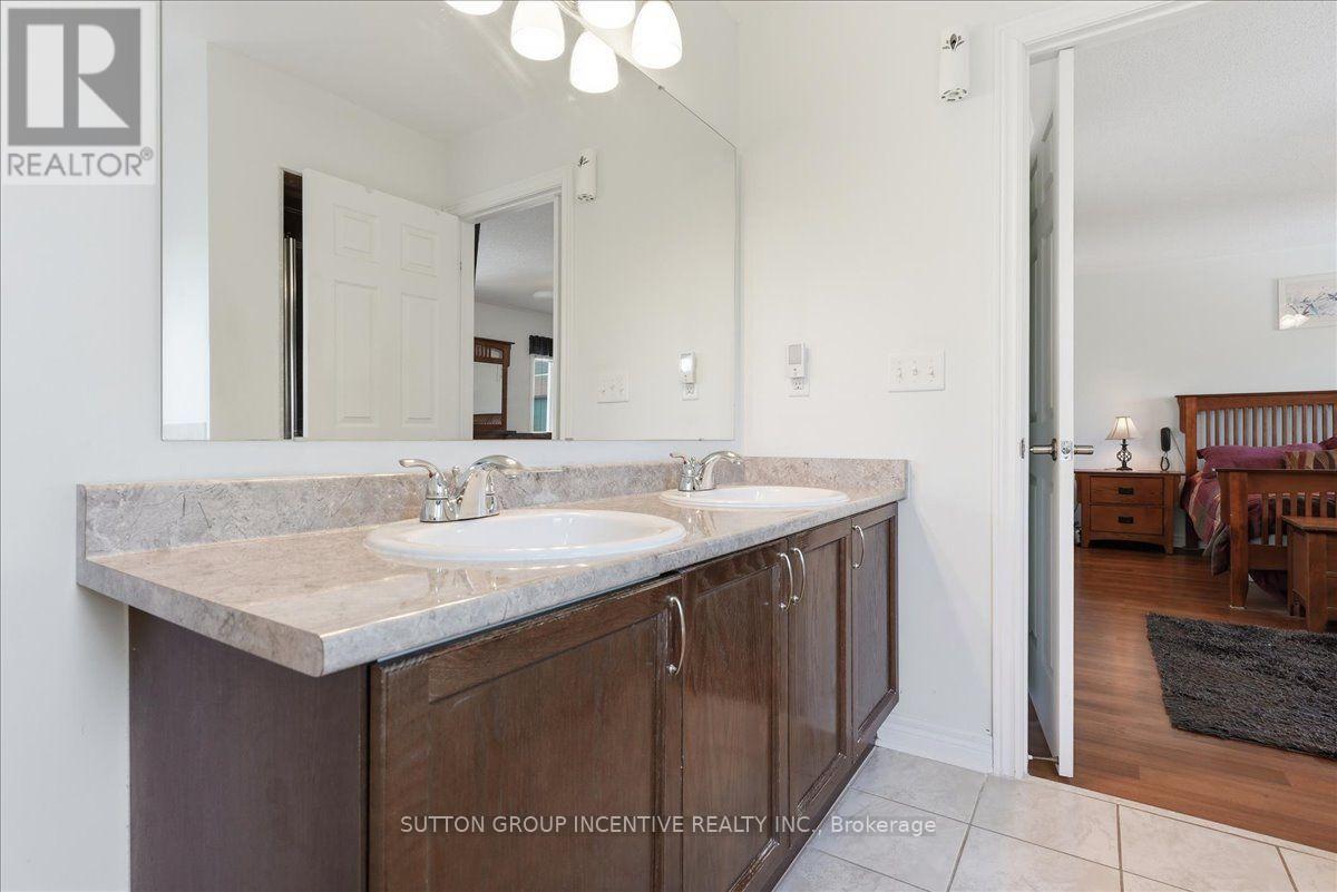 Ensuite bath - 17 White Crescent, Barrie, ON - Indoor Photo Showing Bathroom
