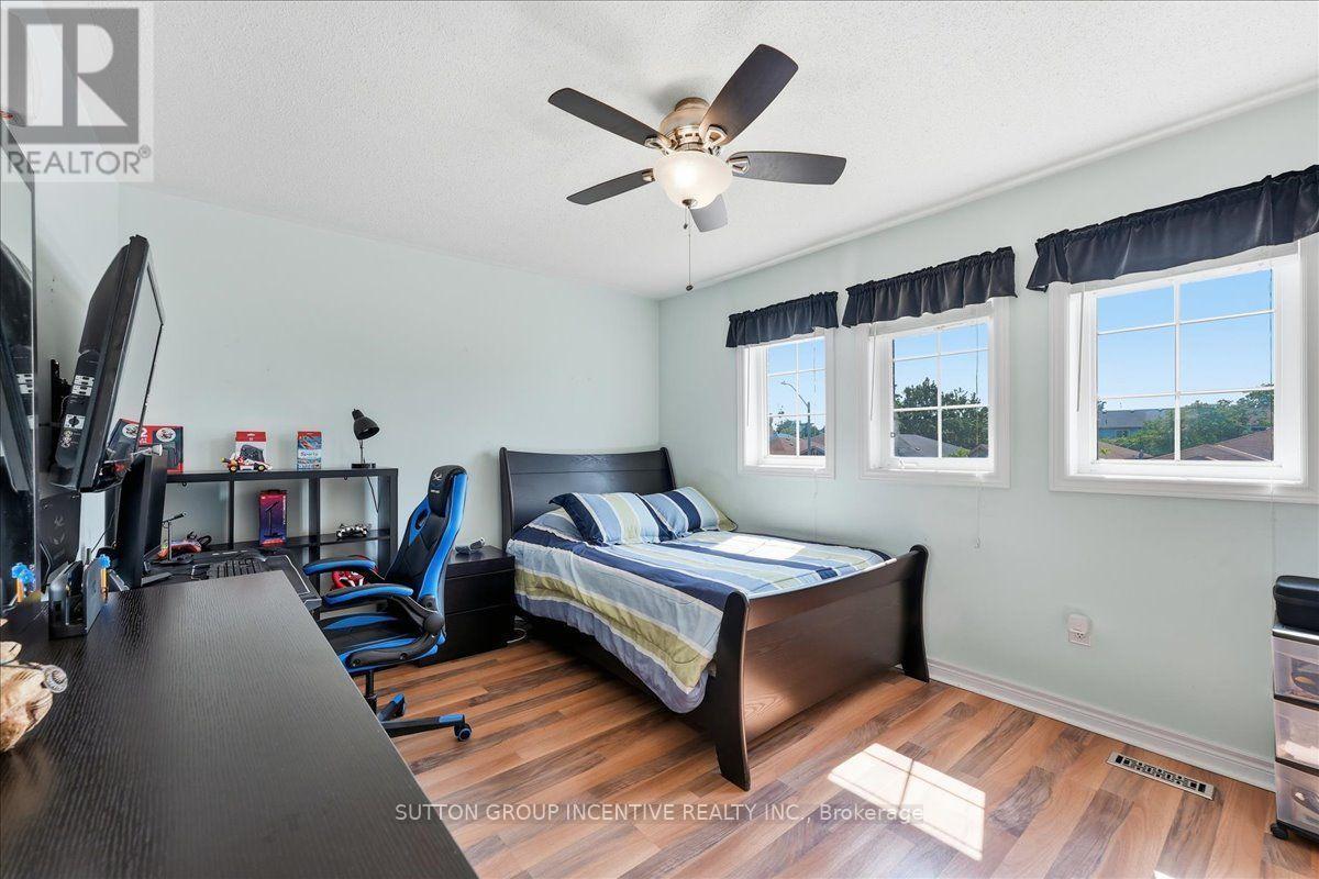 Second floor bedroom - 17 White Crescent, Barrie, ON - Indoor Photo Showing Bedroom