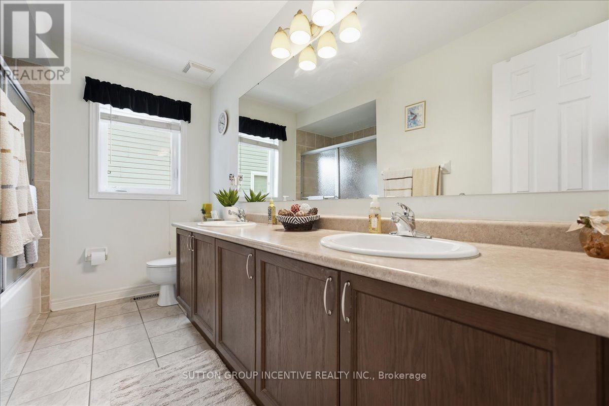 Second floor bath - 17 White Crescent, Barrie, ON - Indoor Photo Showing Bathroom