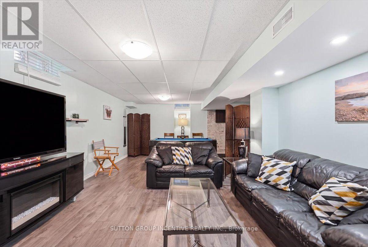 Family/recreation room - 17 White Crescent, Barrie, ON - Indoor Photo Showing Living Room