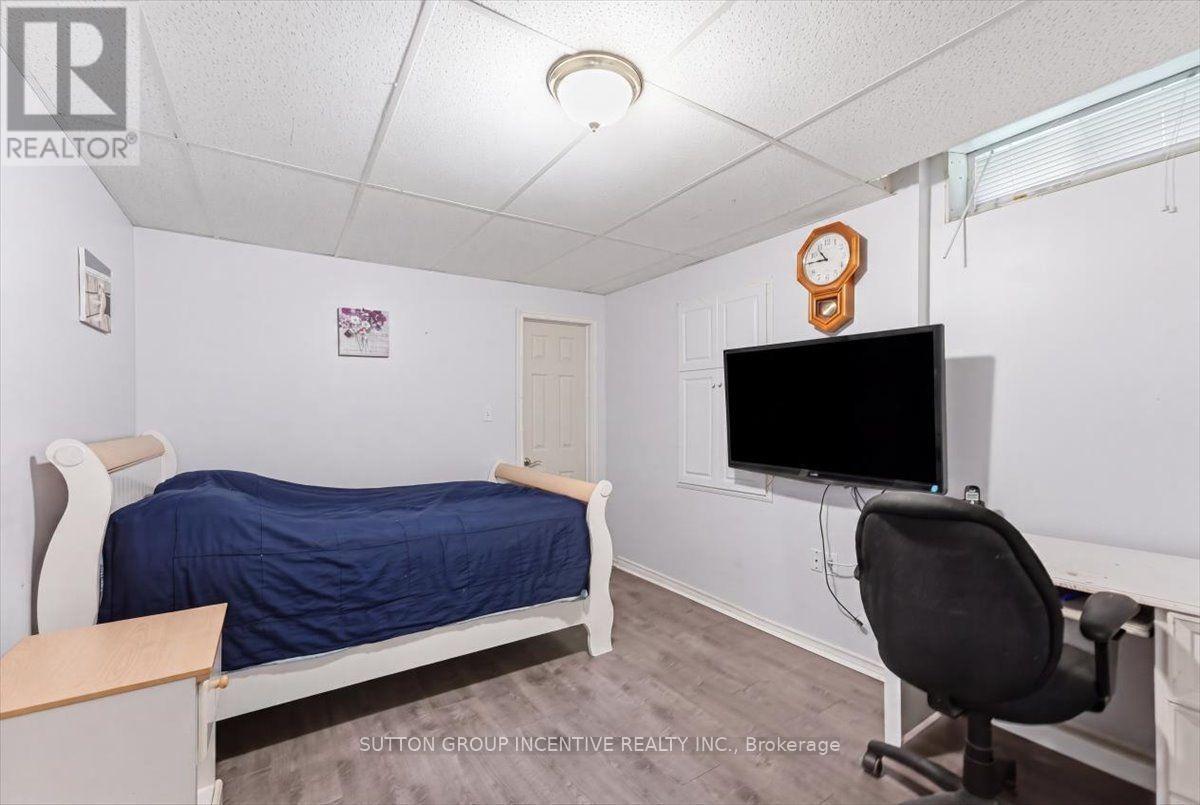 Lower level bedroom - 17 White Crescent, Barrie, ON - Indoor Photo Showing Bedroom