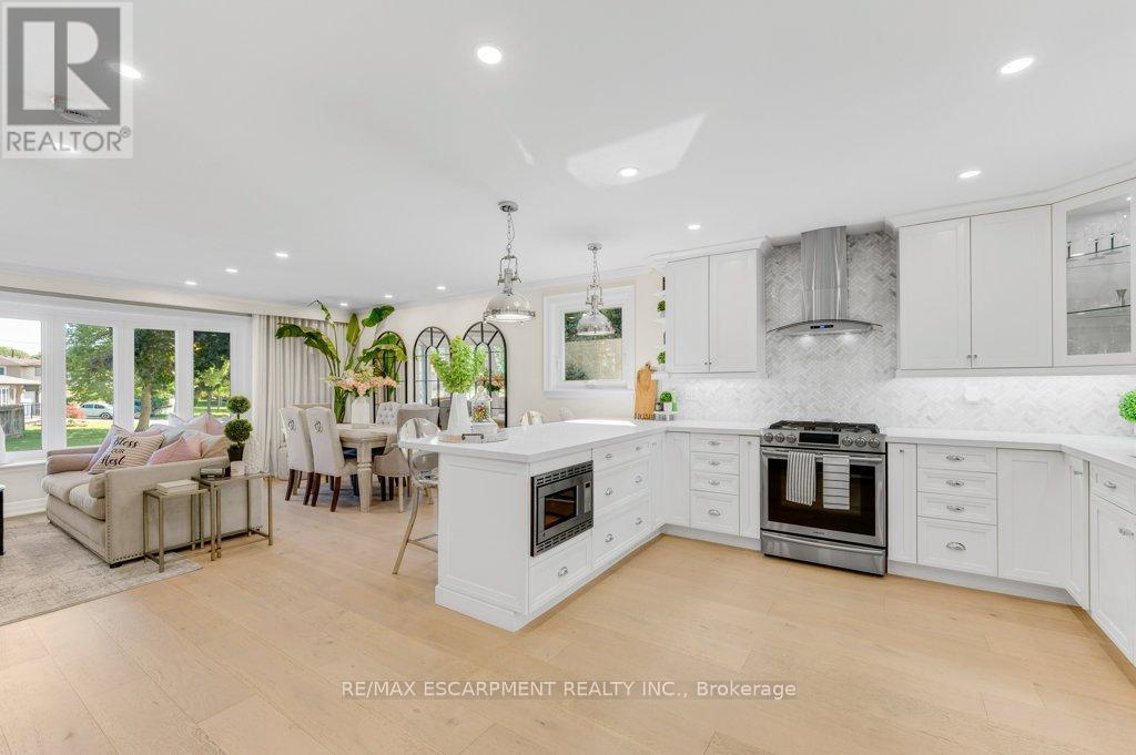 1482 Epping Road, Burlington, ON - Indoor Photo Showing Kitchen With Upgraded Kitchen