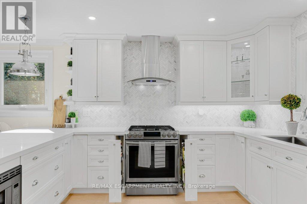 1482 Epping Road, Burlington, ON - Indoor Photo Showing Kitchen With Upgraded Kitchen