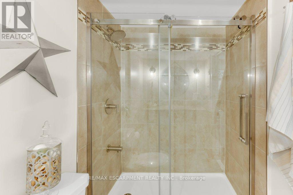 1482 Epping Road, Burlington, ON - Indoor Photo Showing Bathroom