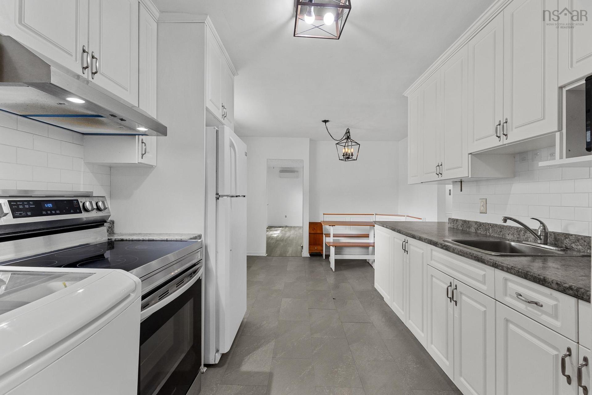 10 Tobermory Road, Dartmouth, NS - Indoor Photo Showing Kitchen