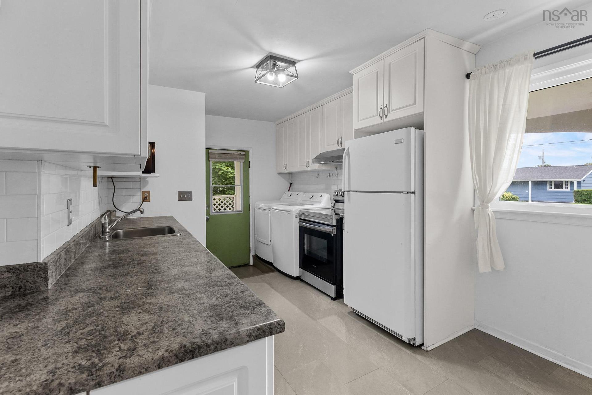 10 Tobermory Road, Dartmouth, NS - Indoor Photo Showing Kitchen