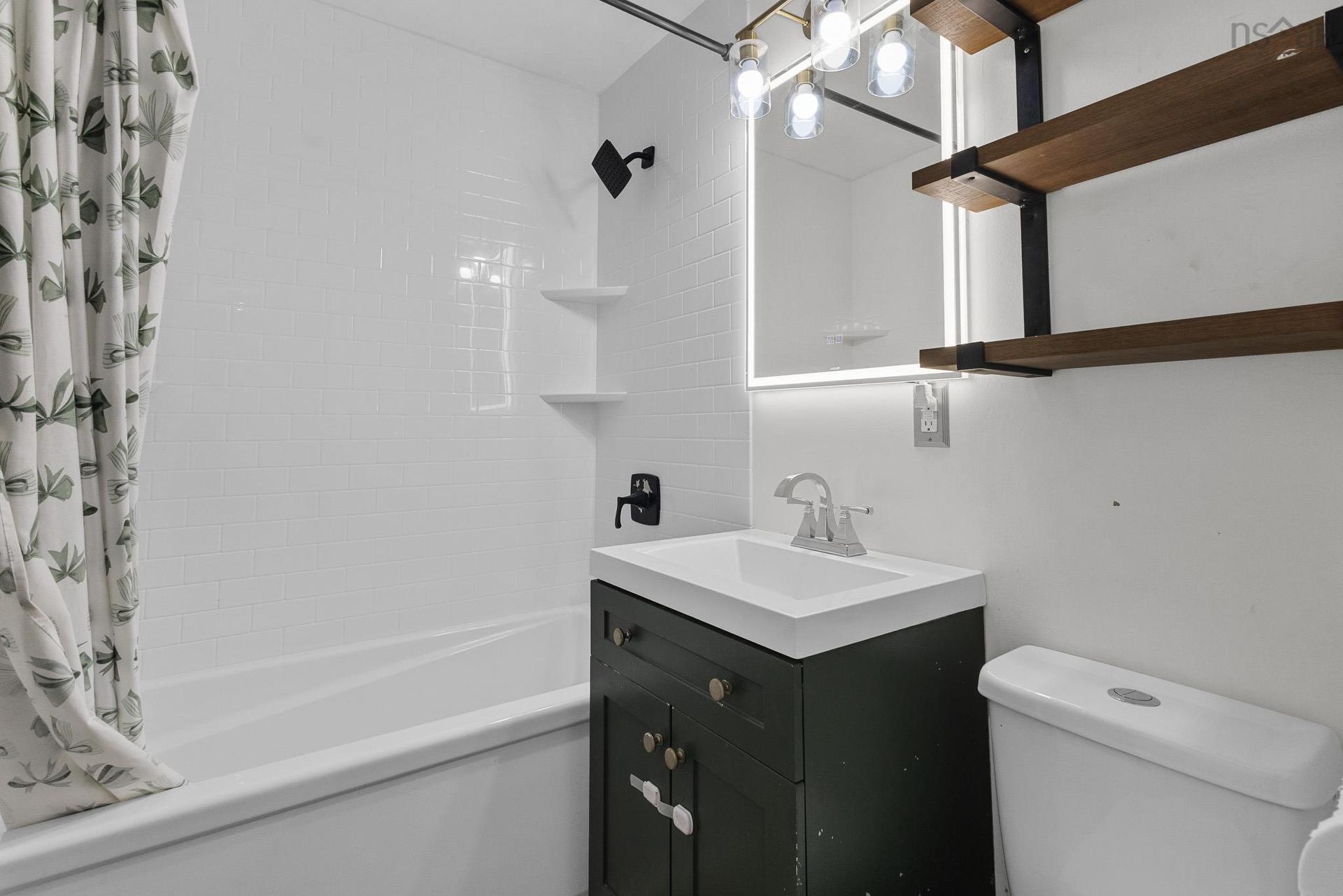 10 Tobermory Road, Dartmouth, NS - Indoor Photo Showing Bathroom