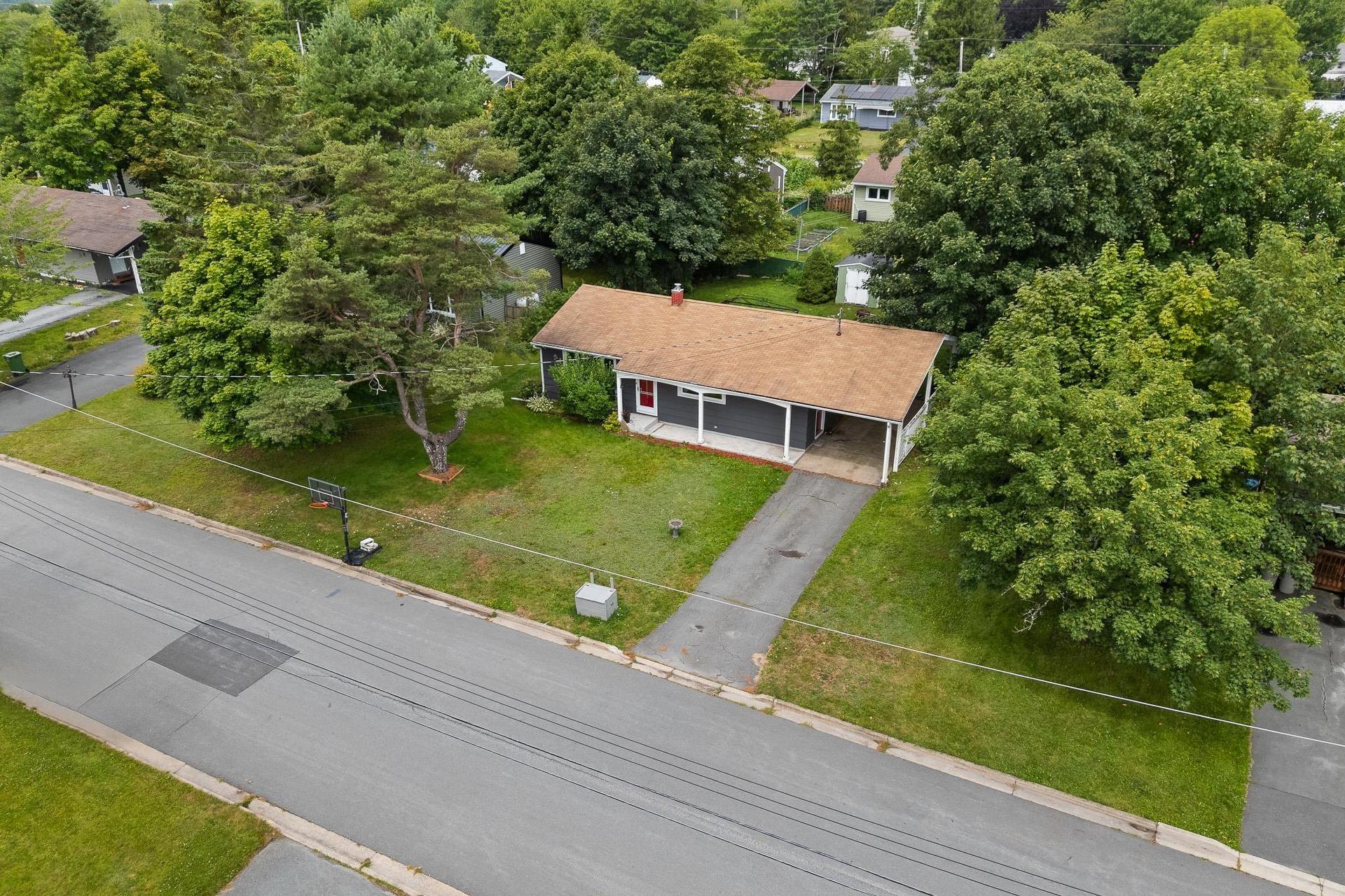 10 Tobermory Road, Dartmouth, NS - Outdoor