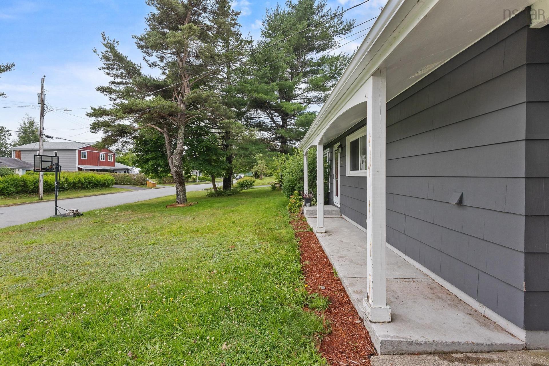 10 Tobermory Road, Dartmouth, NS - Outdoor