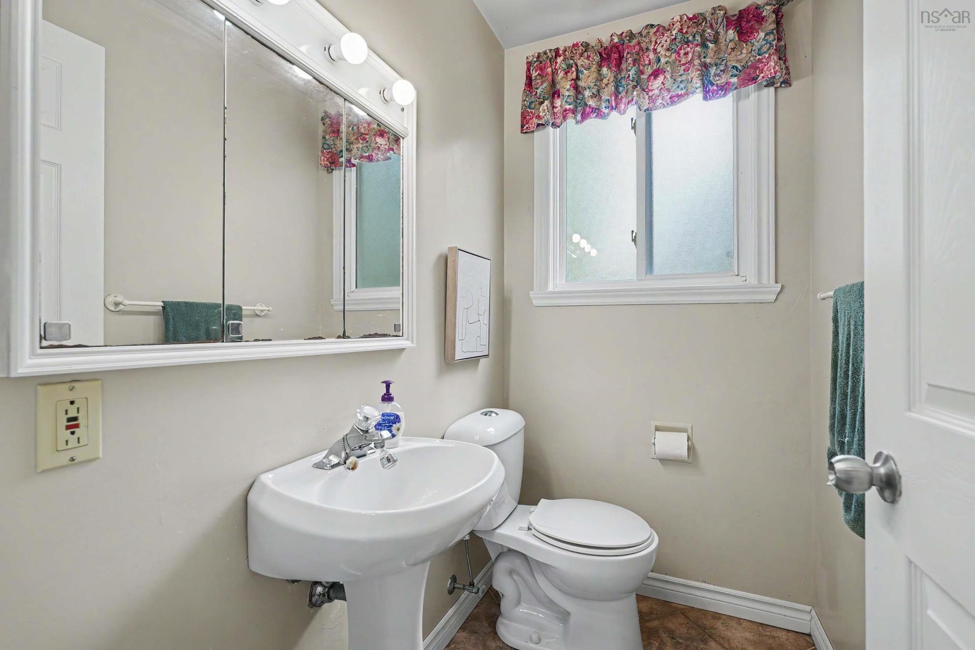 230 Gourok Avenue, Dartmouth, NS - Indoor Photo Showing Bathroom