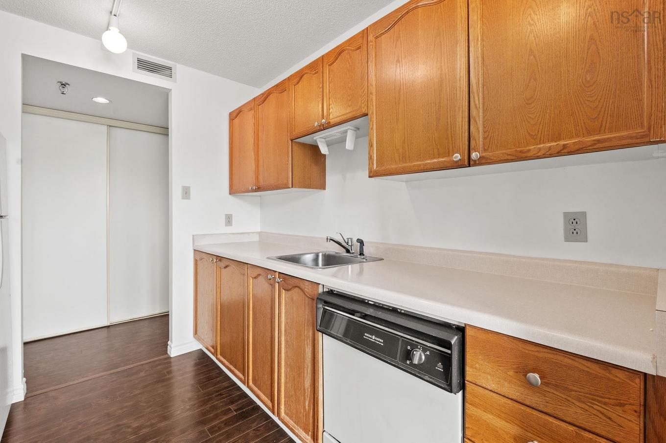 325 45 Vimy Avenue, Halifax, NS - Indoor Photo Showing Kitchen