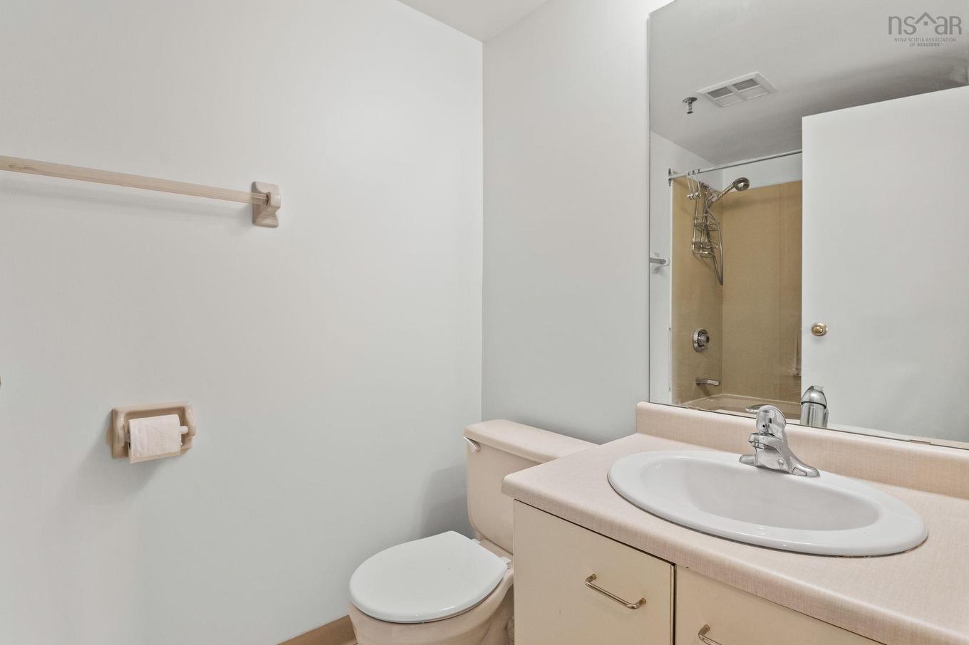 325 45 Vimy Avenue, Halifax, NS - Indoor Photo Showing Bathroom
