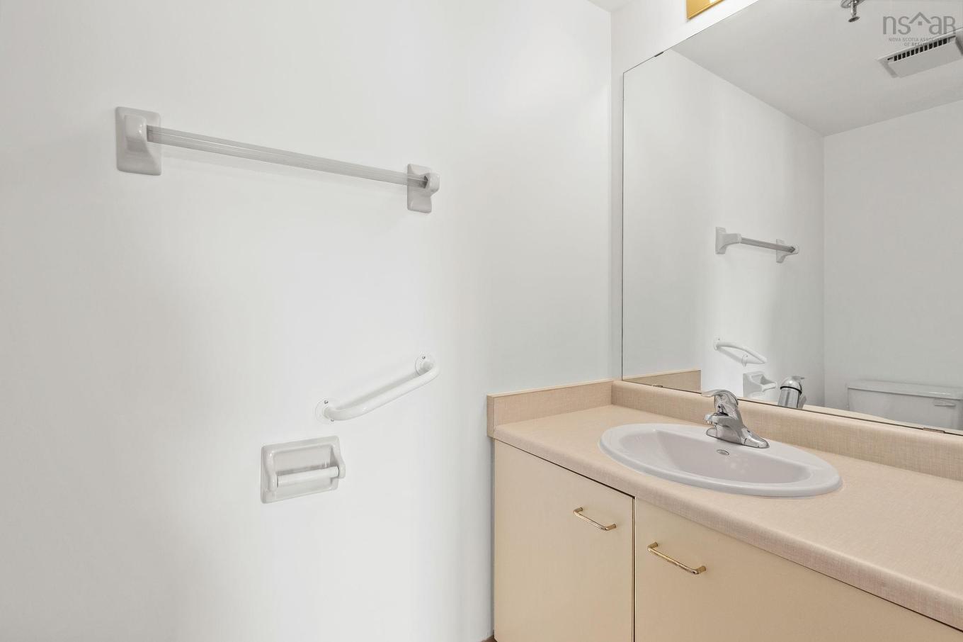325 45 Vimy Avenue, Halifax, NS - Indoor Photo Showing Bathroom