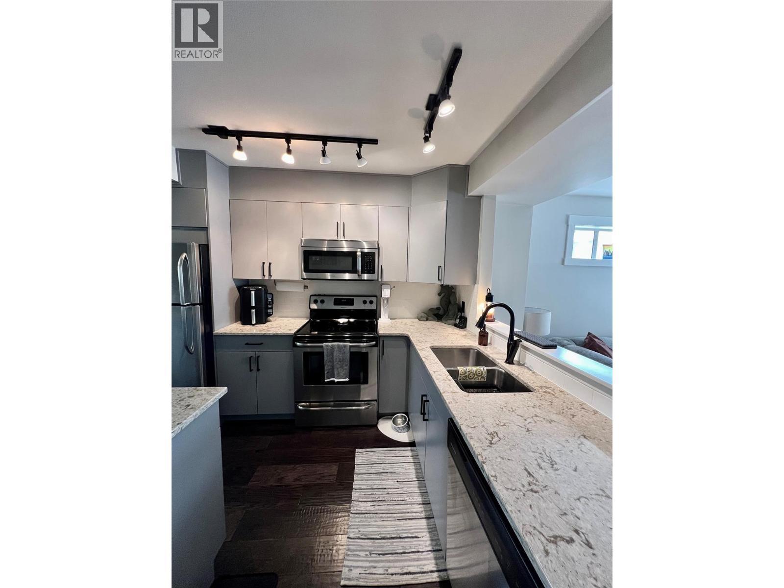 1651 Lynrick Road Unit# 149, Kelowna, BC - Indoor Photo Showing Kitchen With Double Sink