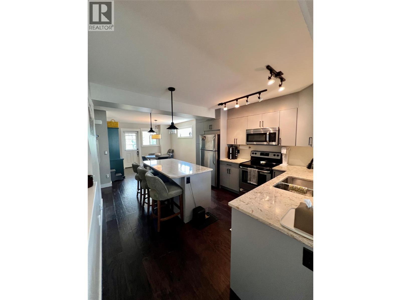 1651 Lynrick Road Unit# 149, Kelowna, BC - Indoor Photo Showing Kitchen With Double Sink
