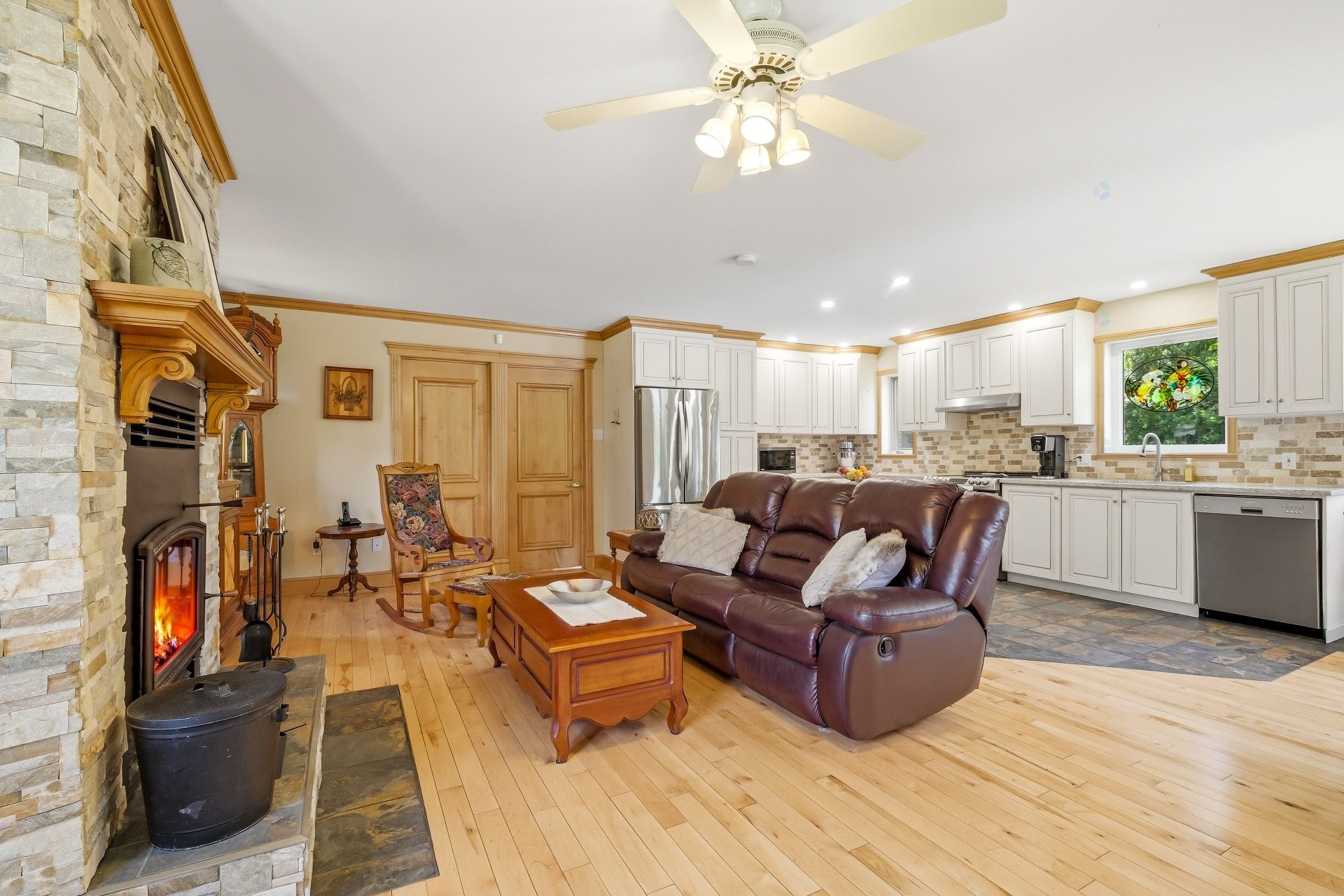 Salon - 147 Rue Daudelin, Shefford, QC
