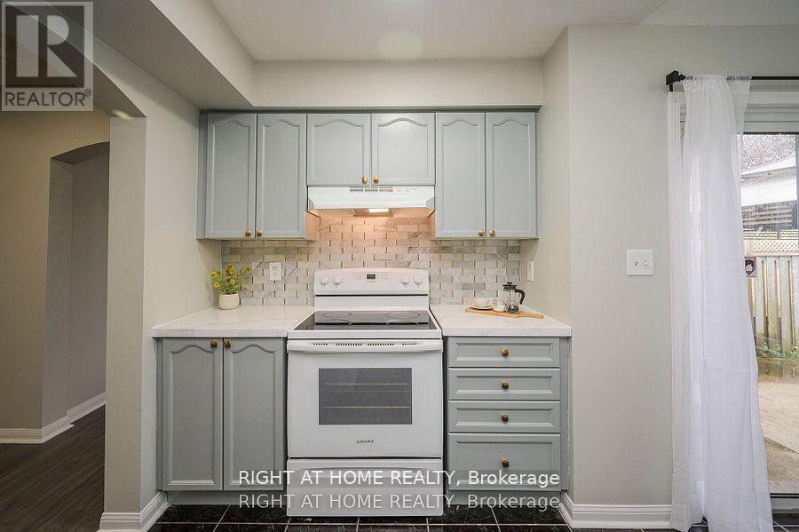 1724 Samuelson Circle, Mississauga, ON - Indoor Photo Showing Kitchen