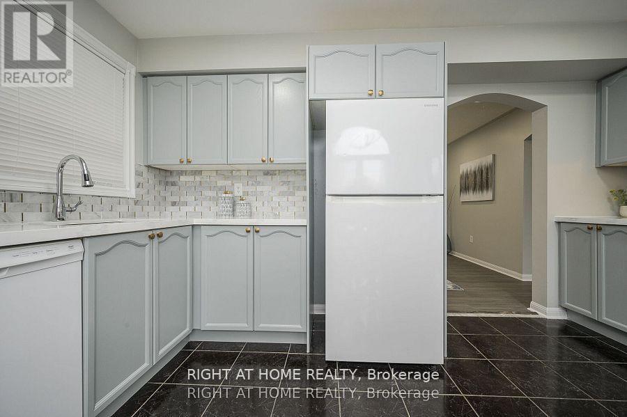 1724 Samuelson Circle, Mississauga, ON - Indoor Photo Showing Kitchen