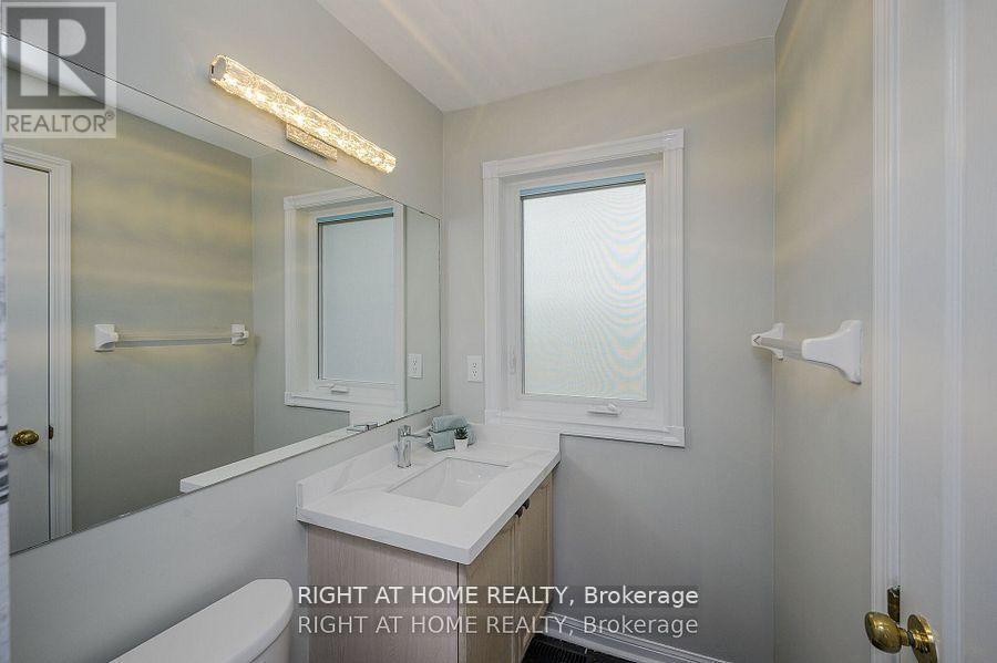 1724 Samuelson Circle, Mississauga, ON - Indoor Photo Showing Bathroom