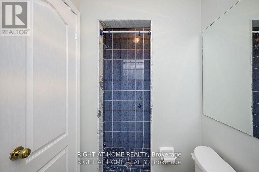 1724 Samuelson Circle, Mississauga, ON - Indoor Photo Showing Bathroom