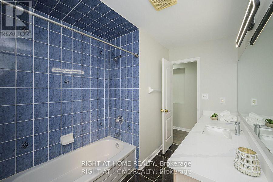 1724 Samuelson Circle, Mississauga, ON - Indoor Photo Showing Bathroom