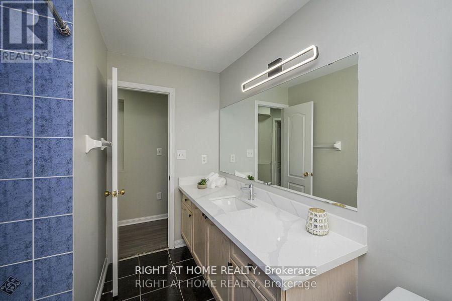 1724 Samuelson Circle, Mississauga, ON - Indoor Photo Showing Bathroom
