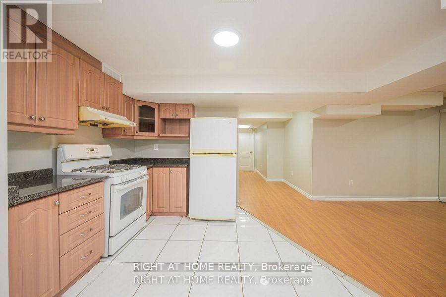 1724 Samuelson Circle, Mississauga, ON - Indoor Photo Showing Kitchen